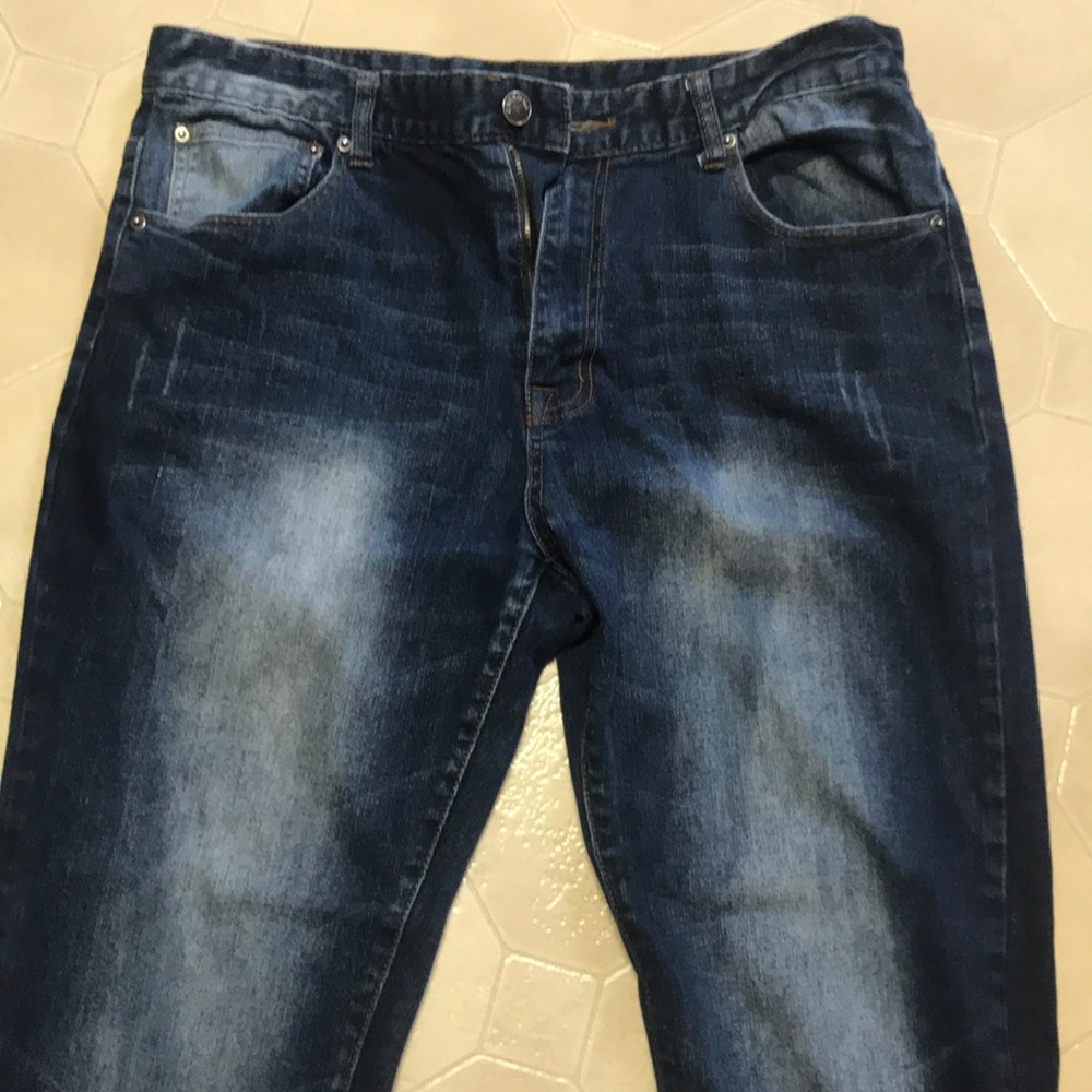 Relaxed straight, dark blue denim!